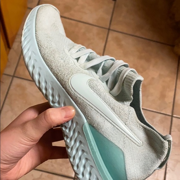 Women's Nike Epic React Flyknit running shoes - Picture 8 of 9